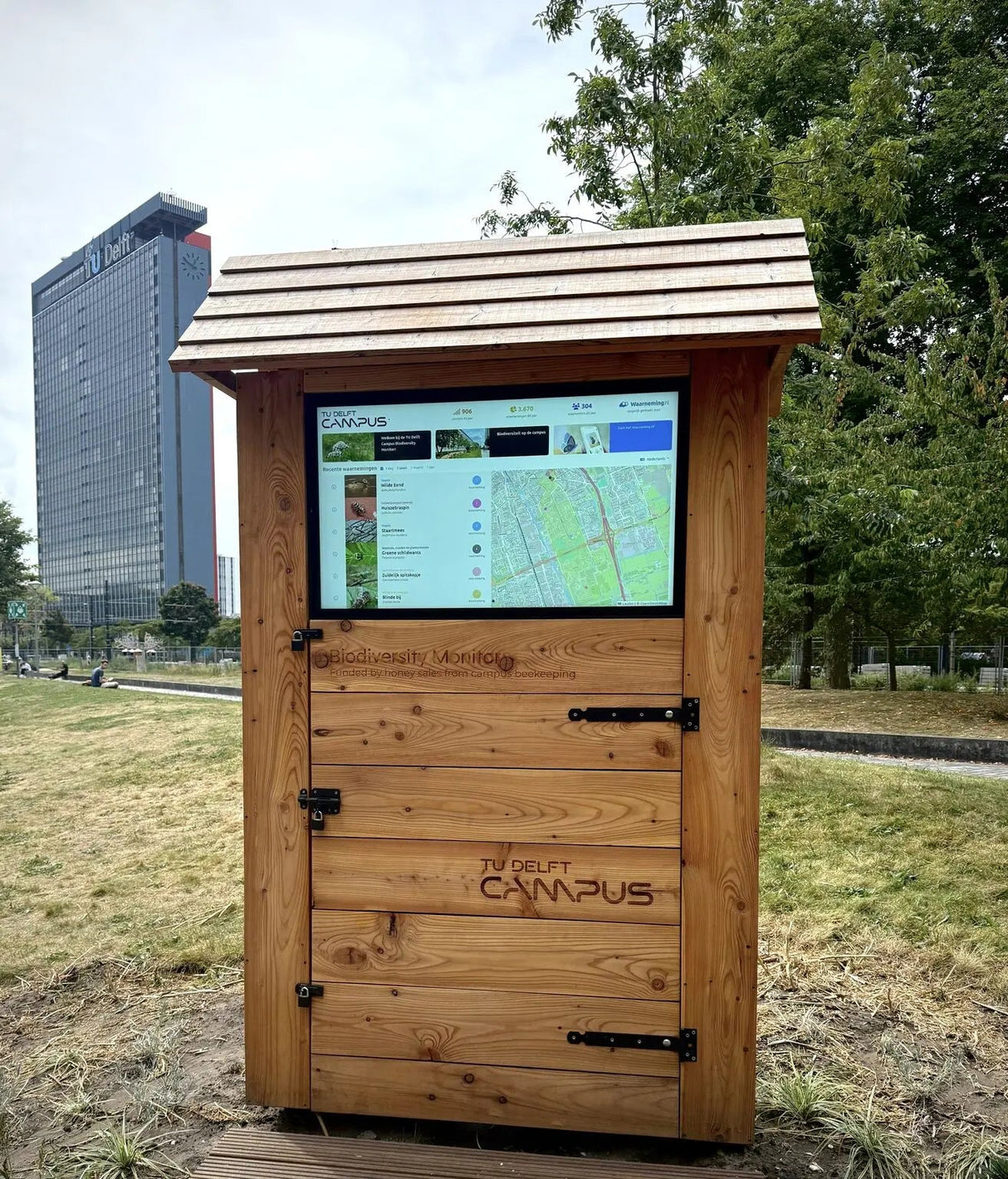 75″ Slank outdoor touchdisplay met hoge helderheid - Digitale Infozuil