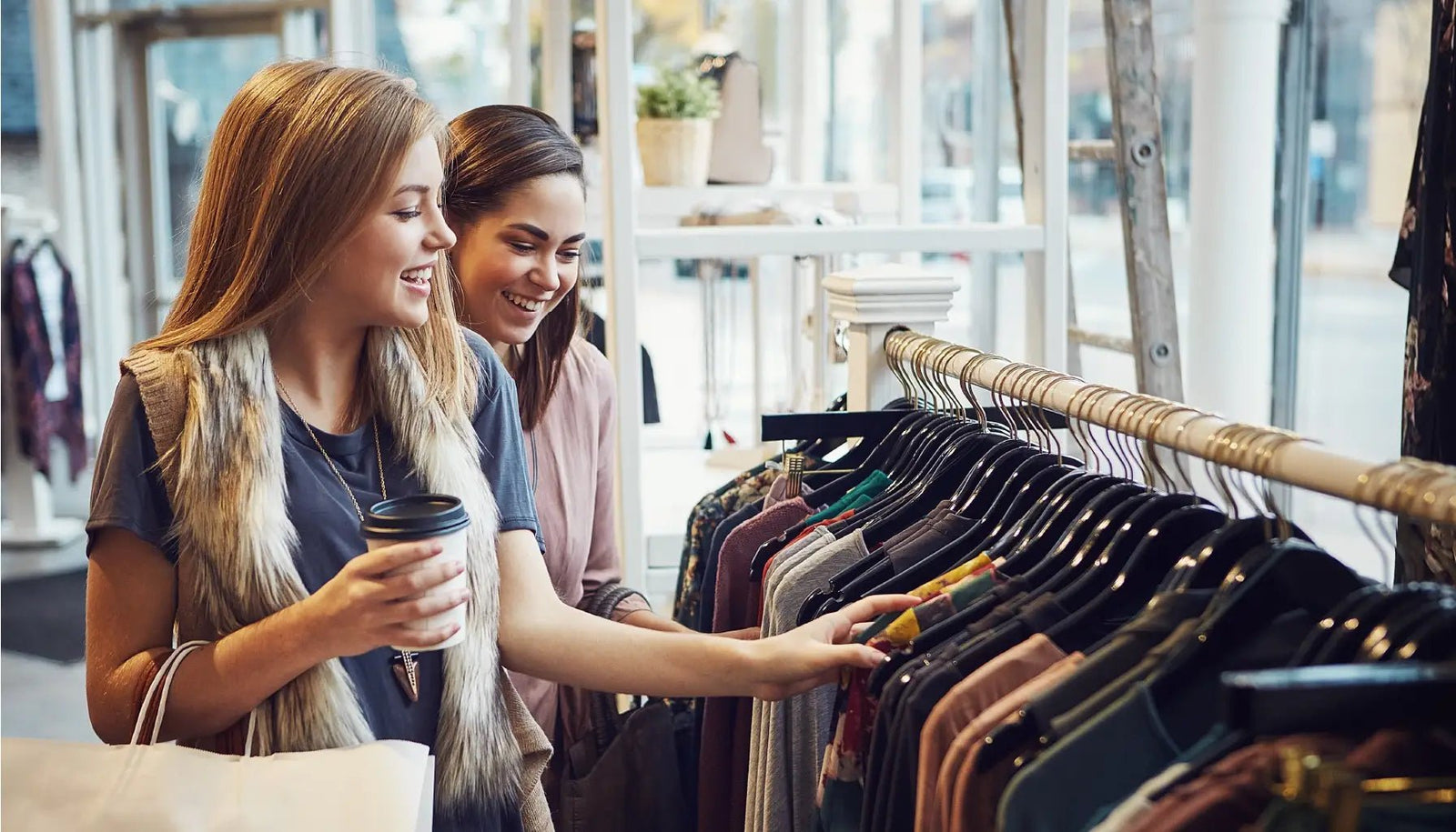 Digitale Schermen sleutel tot Gen Z en Millennials in de winkelstraat - Digitale Infozuil