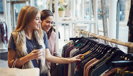 Digitale Schermen sleutel tot Gen Z en Millennials in de winkelstraat - Digitale Infozuil