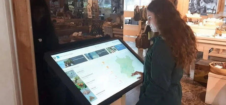 Nationaal Park De Groote Peel via een 55″ touchscreen display - Digitale Infozuil