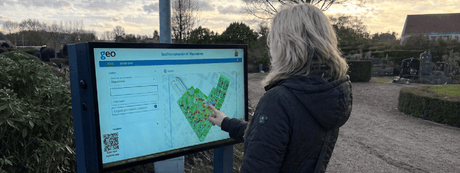 Outdoor informatiezuil voor begraafplaats Diepenbeek - Digitale Infozuil